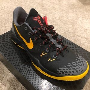 Nike Zoom Kobe Venomenon 4 BLK/UNIVERSITY GOLD